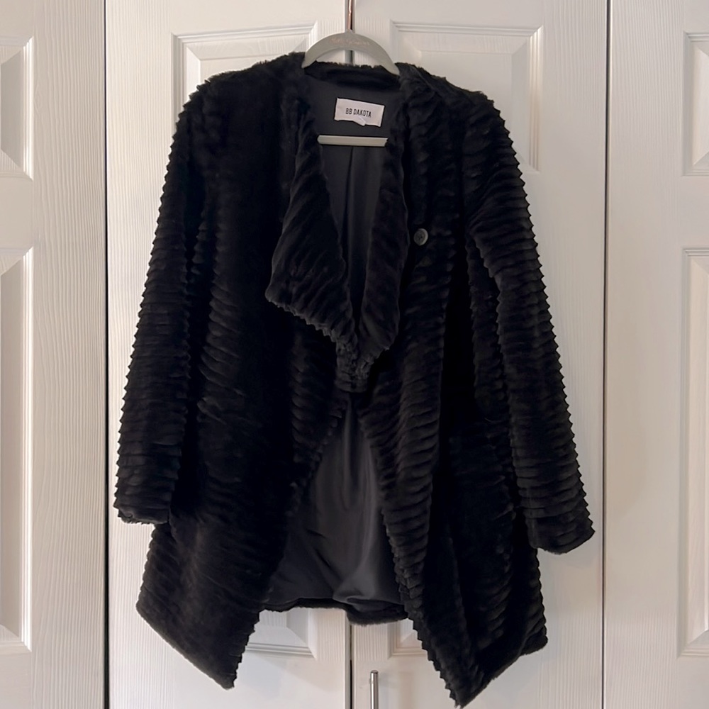 Extra soft BB Dakota coat in size small. Worn twice, in perfect condition.